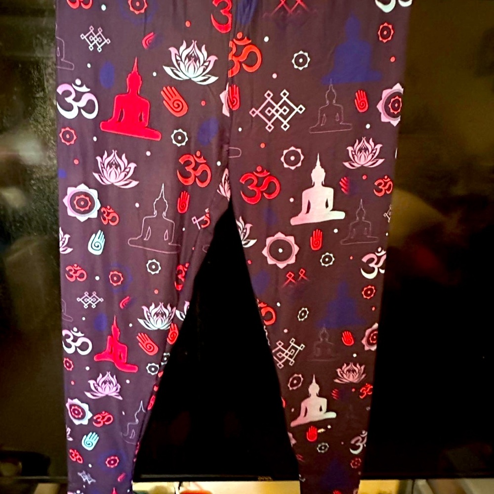 Fabulegs yoga print leggings size large. New in packaging